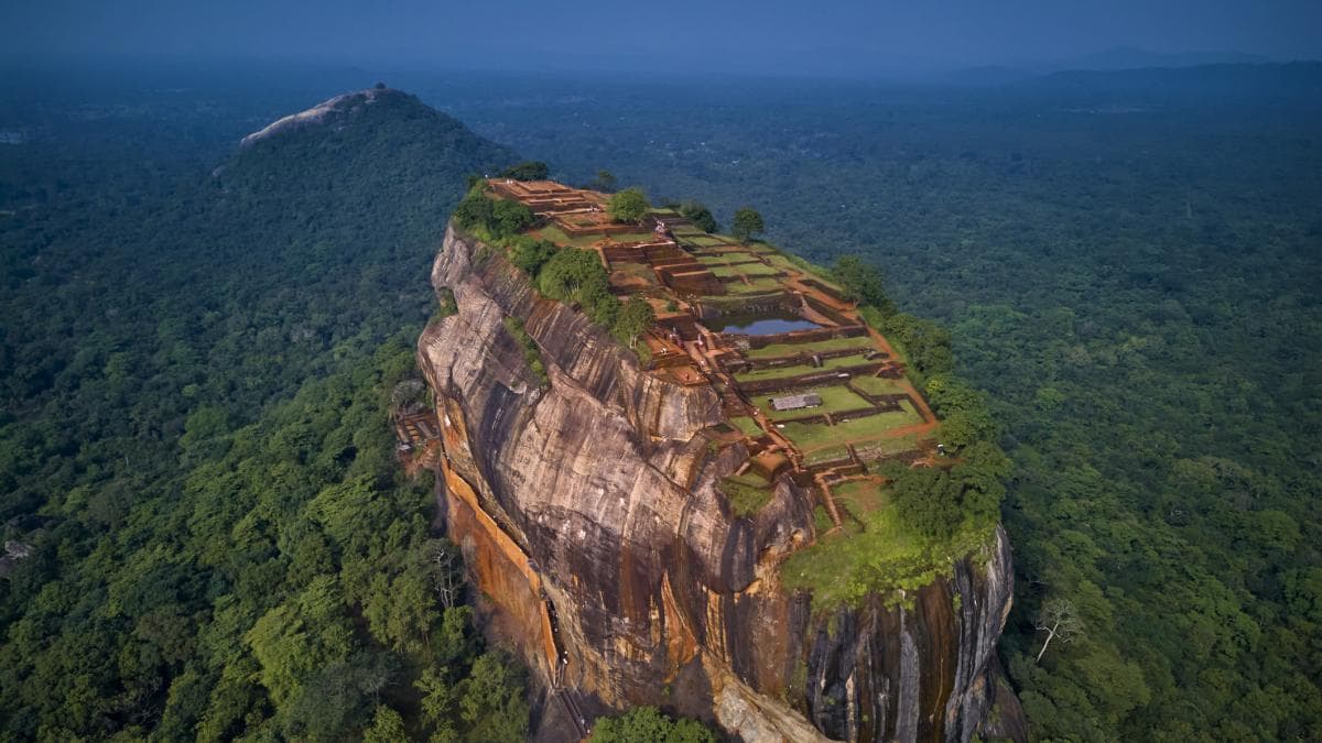 Ni castillo ni templo: la roca de 180 metros donde un rey se escondió de su hermano tras arrebatarle el trono a su padre, considerada la octava maravilla del mundo
