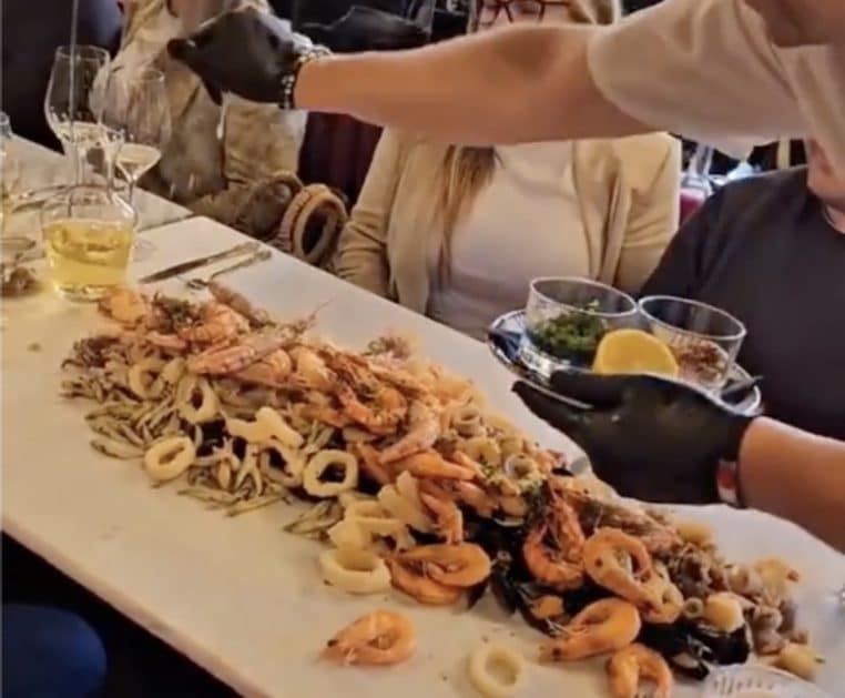 La nouvelle tendance insolite des restos : servir les plats directement jetés sur la table (vidéo)