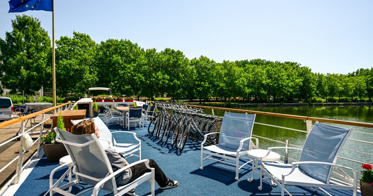 Les nouvelles tendances des vacances. Une péniche de luxe au fil du canal de la Marne au Rhin