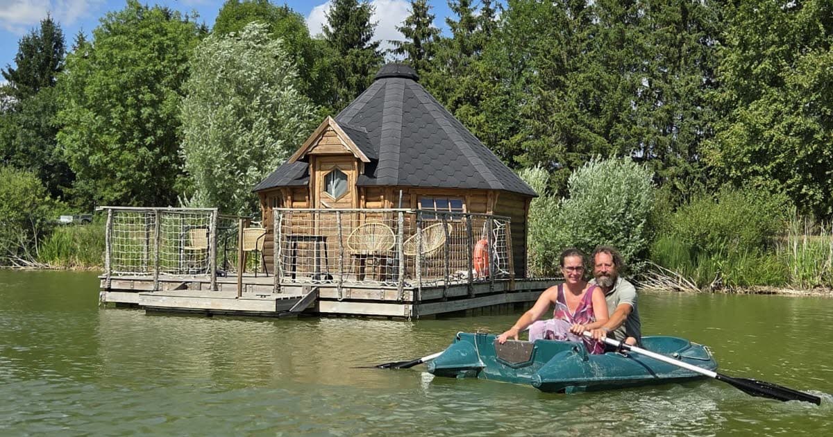 Les nouvelles tendances des vacances. À Givrauval dans la Meuse, les cabanes flottent au milieu de l’eau