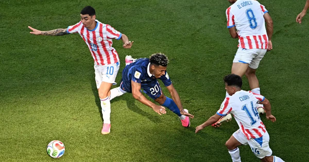 La France en 1/4 malgré le “mur” du Paraguay et “un arbitre qui n’a pas sa place” en Coupe du monde