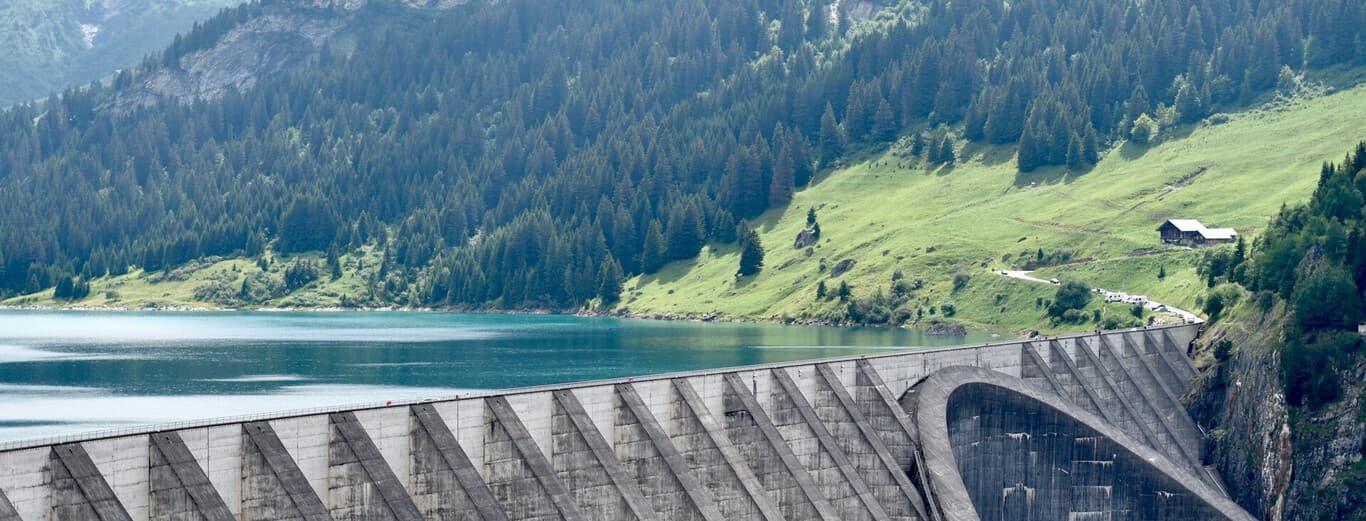 El embalse que envenenó a un pueblo entero: la lección oculta de la energía limpia