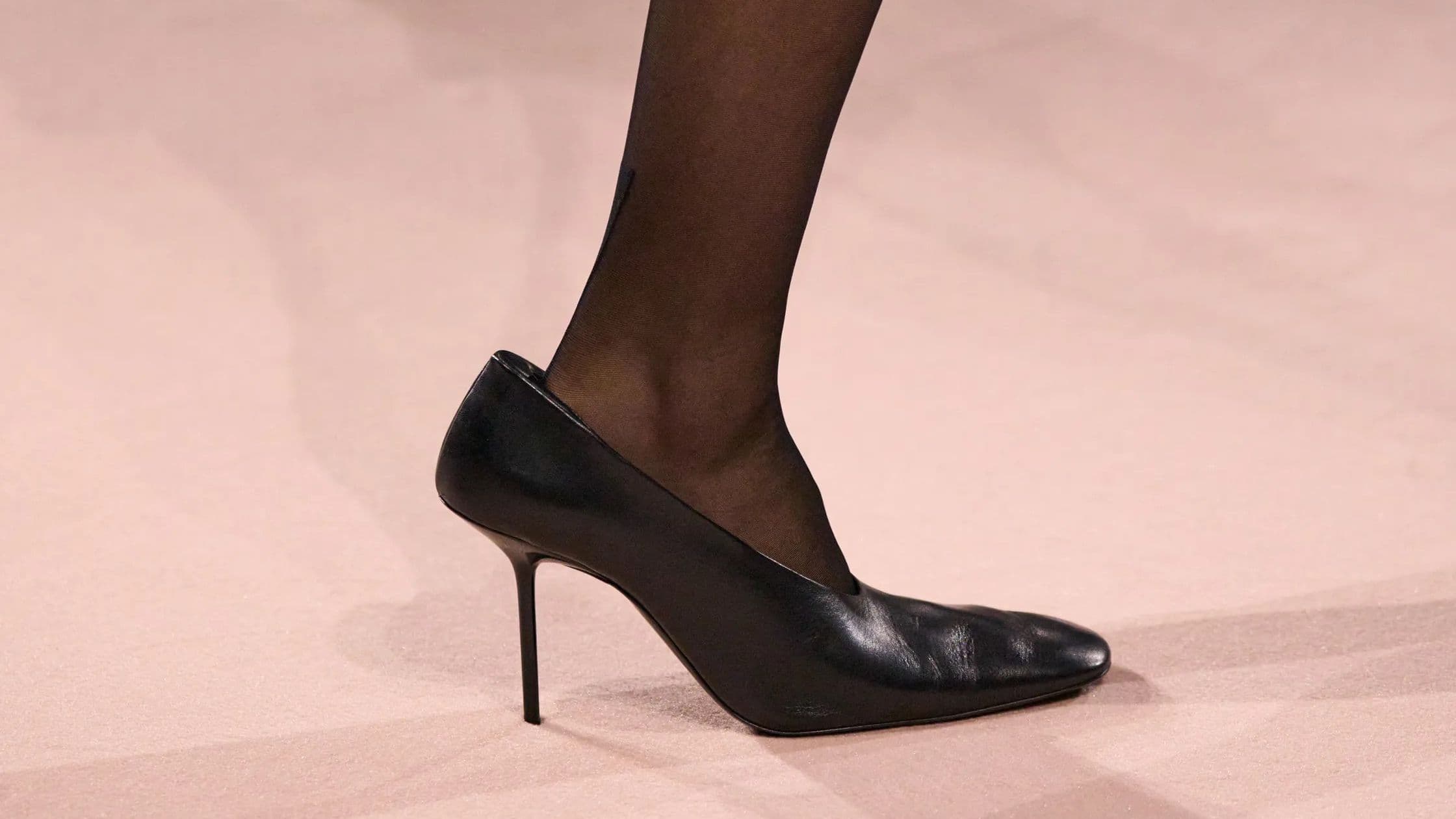 Porter des escarpins trop grands ou la tendance chaussures insolite de la rentrée