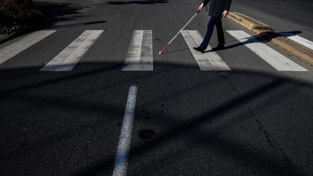 "Ça peut vraiment permettre de gagner en autonomie" : cette innovation technologique pour des malvoyants va bouleverser leur perception de l'environnement | TF1 Info
