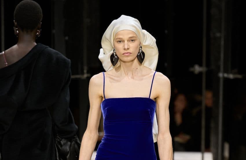Ce rituel après la douche inspire la coiffe la plus insolite du défilé Givenchy - Elle