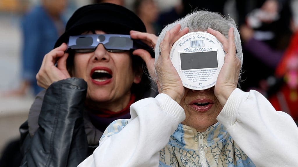 Éclipse solaire : en France, les lunettes de protection s’arrachent