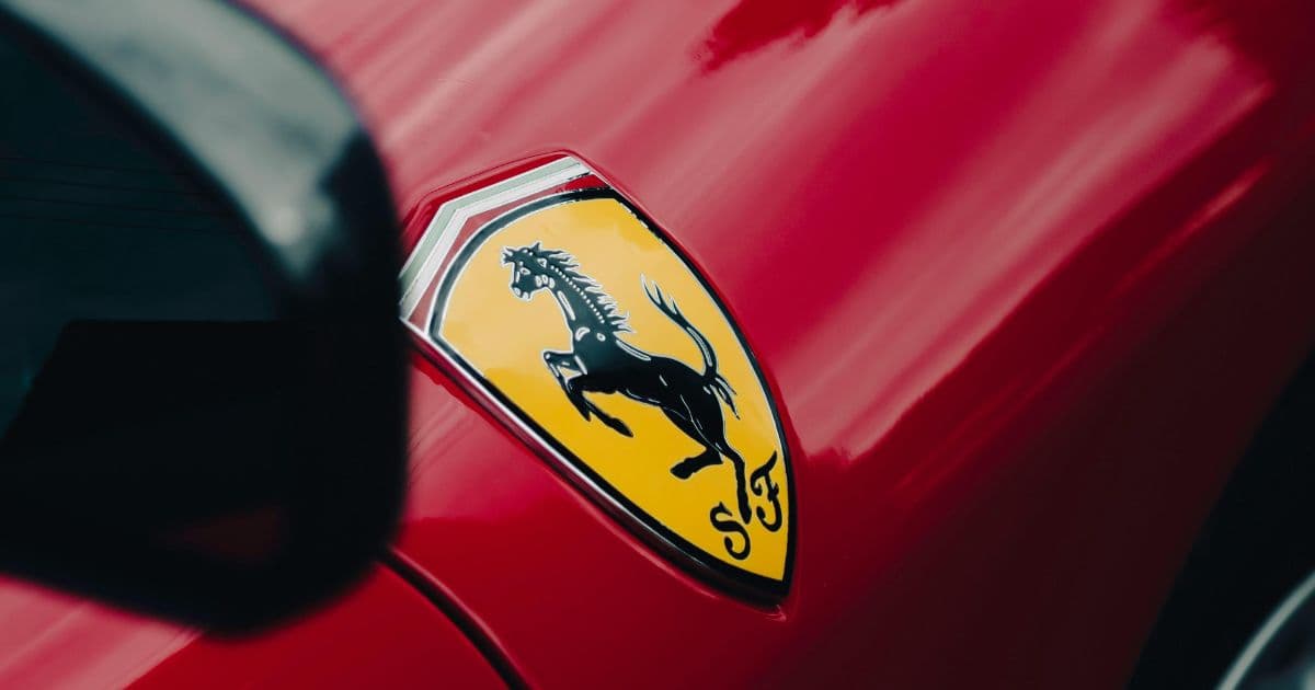 Au Japon, une nouvelle tendance permet aux jeunes de prendre le volant de Ferrari sans passer par la case achat