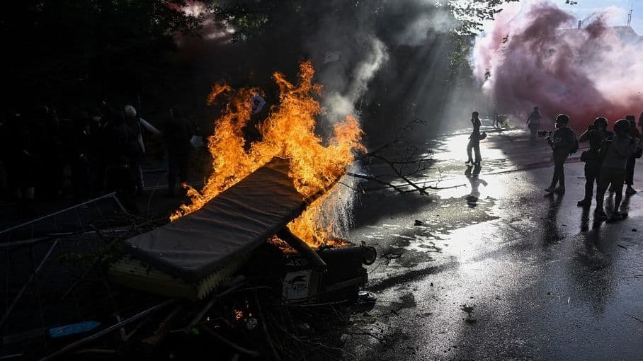 Des affrontements avec la police éclatent durant une manifestation No-G7 à Genève, à la veille des débuts du sommet d'Evian