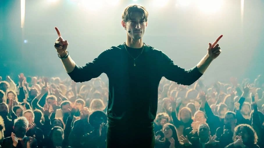 "Gourou" : Pierre Niney en manipulateur professionnel dans un film caricatural signé Yann Gozlan