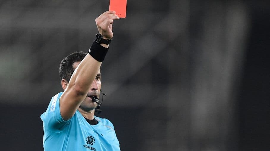 À partir du Mondial de football 2026, un carton rouge sera infligé à tout joueur se couvrant la bouche pendant une altercation