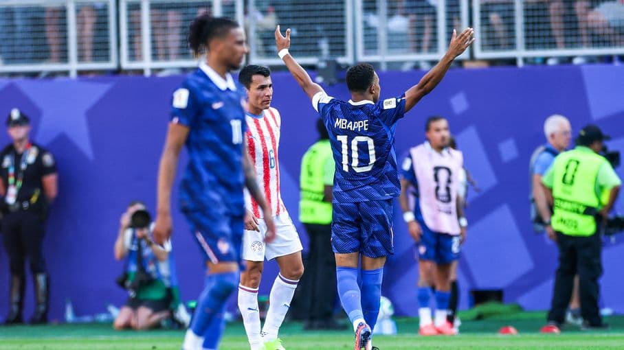 "Le but en or", "A la France, Mbappé suffit"... La presse étrangère salue la victoire dans la douleur de l'équipe de France contre le Paraguay en huitièmes de finale de la Coupe du monde