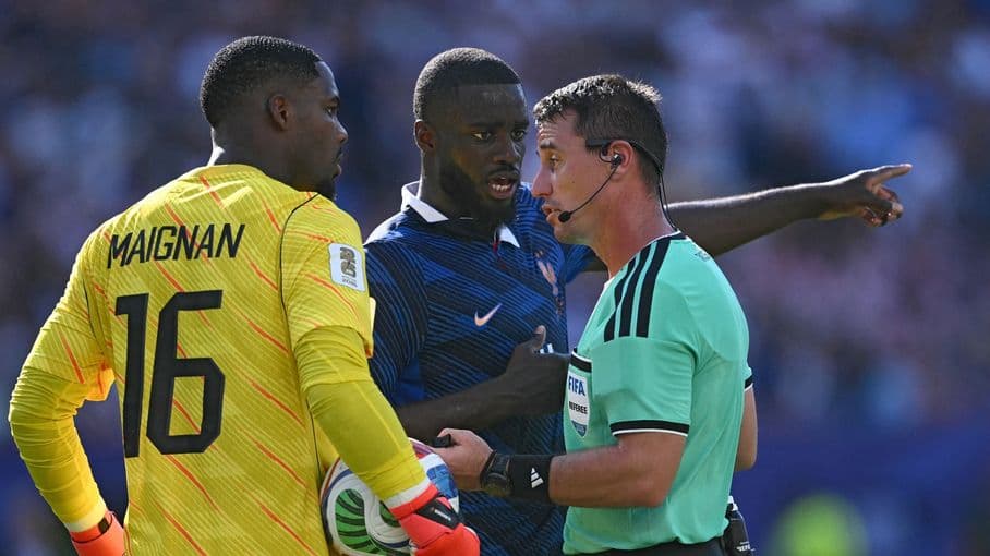 Le match France-Paraguay était une "catastrophe arbitrale", fustige l'ancien arbitre Tony Chapron