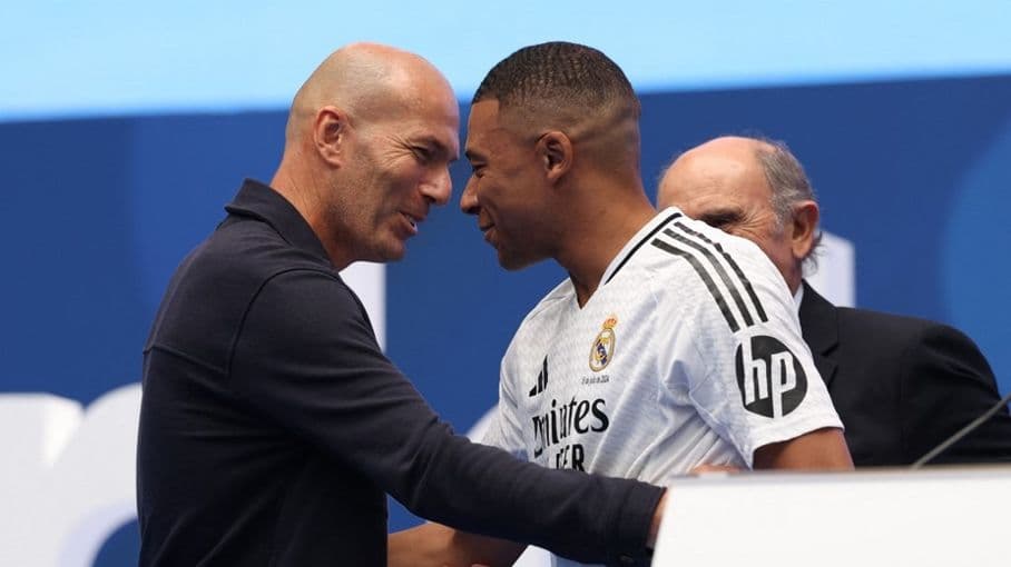 Zinédine Zidane sélectionneur des Bleus : "Bienvenue chez toi", souhaite le capitaine tricolore Kylian Mbappé au Ballon d'or 1998
