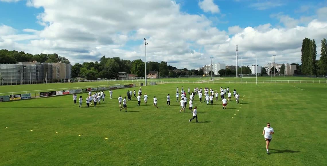 Le terrain de sport comme nouvelle salle de recrutement : la méthode de France Travail qui change la donne